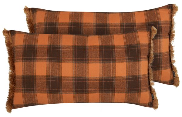 Sada 2 dekoratívnych vankúšov oranžová a čierna 40 x 70 cm károvaný vzor so strapcami retro doplnky spálňa obývačka