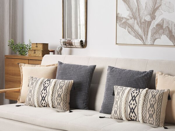 Sada 2 dekoratívnych vankúšov béžová čierna polyester 30 x 50 cm geometrický vzor so strapcami obdĺžnikový tvar moderný štýl doplnky