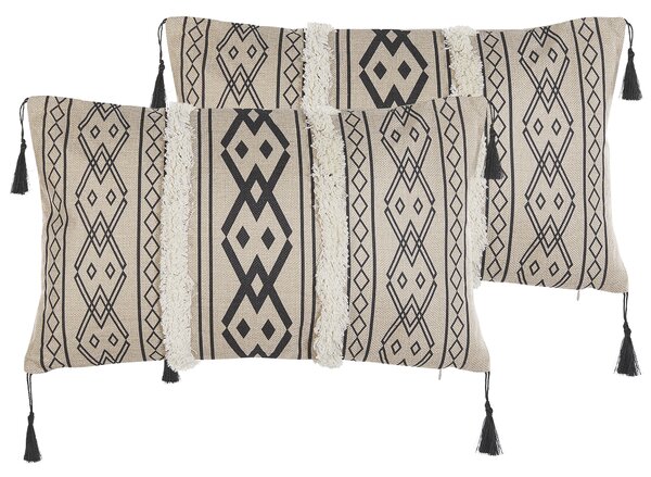 Sada 2 dekoratívnych vankúšov béžová čierna polyester 30 x 50 cm geometrický vzor so strapcami obdĺžnikový tvar moderný štýl doplnky