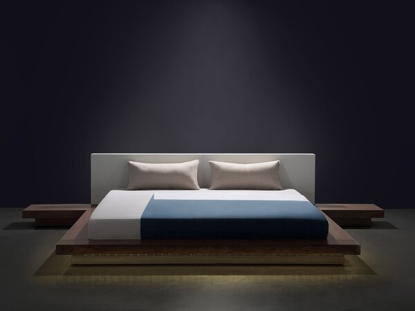 Posteľ v japonskom štýle hnedý jaseň 180 x 200 cm nízky drevený rám postele z MDF koženkové čelo LED podsvietenie nočné stolíky
