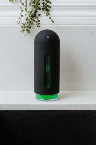 Čierny plastový dávkovač mydla 350 ml Penguin – Umbra