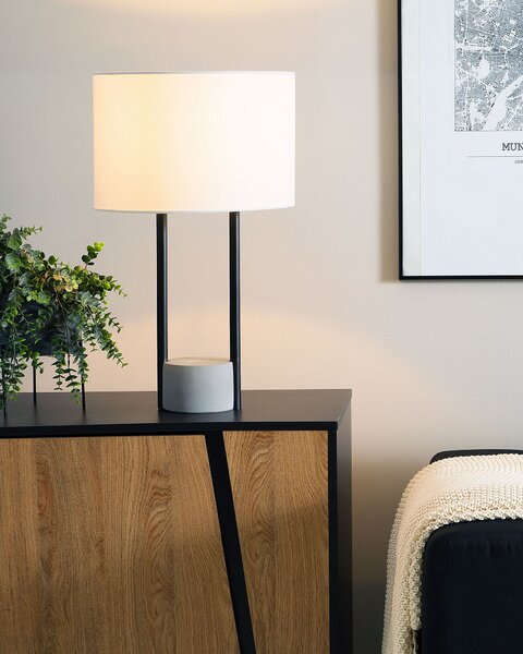 Stolná lampa biele látkové tienidlo okrúhly tvar čierny kovový stojan betónový podstavec 60 cm nočná lampa moderný štýl obývačka spálňa