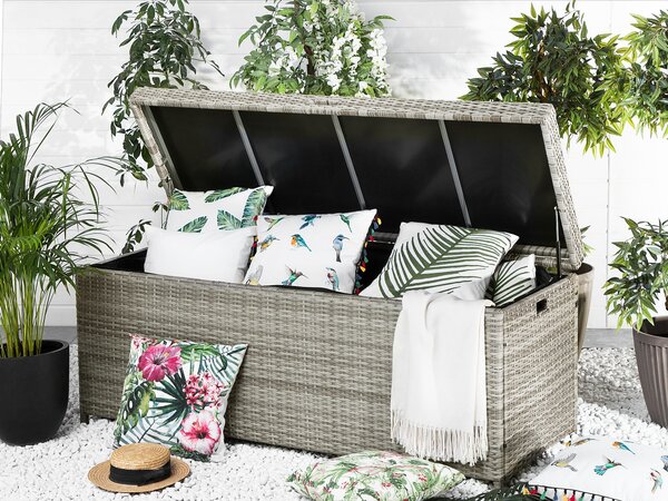 Vonkajší úložný box sivý umelý ratan 158 x 63 cm záhradný box na vankúše moderný štýl terasa záhrada