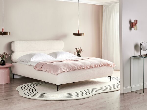 Posteľ krémová biela buklé čalúnenie čierne kovové nohy 160 x 200 cm lamelový rošt s čelom klasický minimalistický štýl spálňa