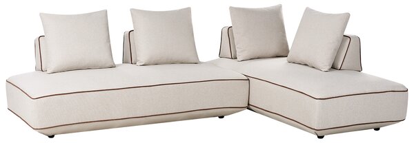 Leňoška svetlobéžová látkové čalúnenie s vankúšmi moderný minimalistický štýl obývacia izba