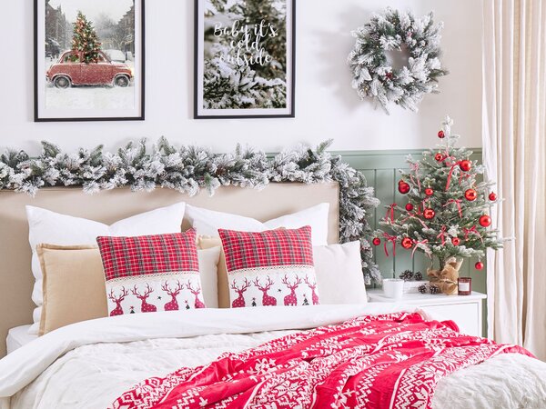 Sada 2 dekoratívnych vankúšov červená biela polyester bavlna 45 x 45 cm štvorcový tvar zvierací vzor soby Vianoce tradičný štýl doplnky