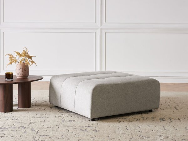 Taburet svetlosivý látkový čalúnený štvorcová taburetka k pohovke moderný štýl čierne nohy nábytok do obývačky