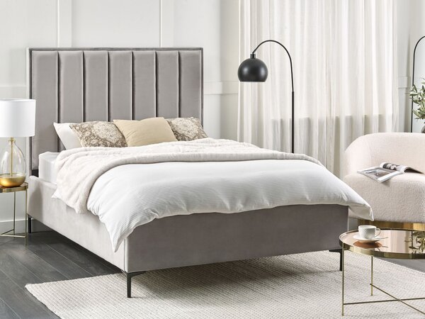 Posteľ s úložným priestorom sivá zamatové čalúnenie 140 x 200 cm čierne kovové nohy prešívané čelo lamelový rošt moderný štýl spálňa