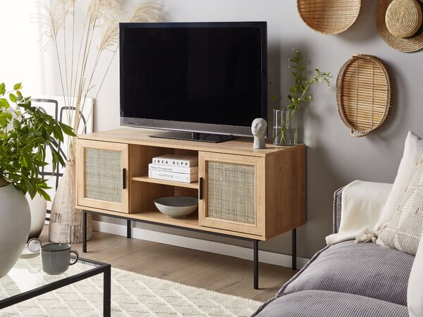 TV stolík svetlé drevo prírodné ratanové dvere prútený čierne kovové nohy 120 x 63 cm úložný priestor boho štýl obývačka