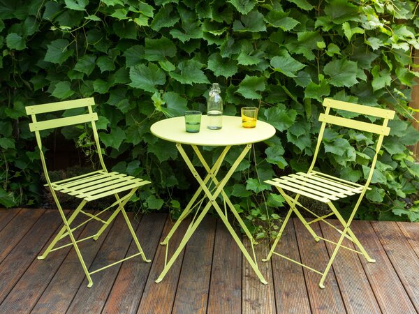 3-dielna bistro sada limetkovozelená kovová skladacie stoličky okrúhly skladací stolík lamelový dizajn balkón terasa