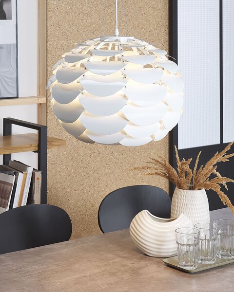 Závesná lampa biela kovová okrúhle tienidlo s hliníkovými lupeňmi visiace svietidlo