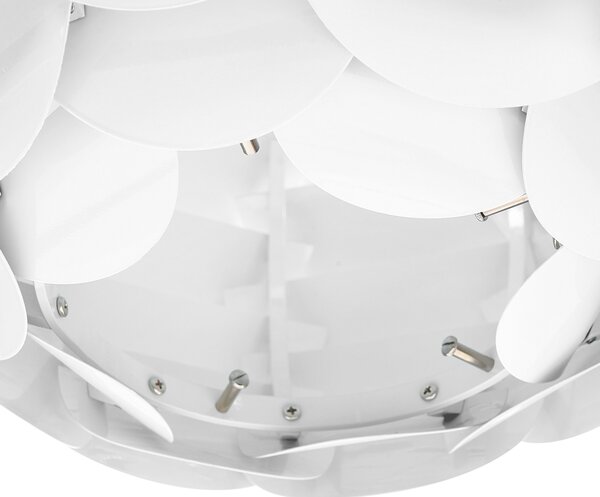 Závesná lampa biela kovová okrúhle tienidlo s hliníkovými lupeňmi visiace svietidlo