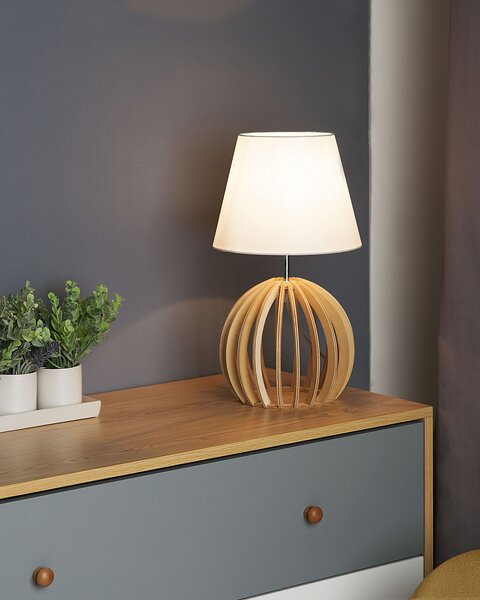 Stolná lampa svetlé drevo drevený podstavec biele látkové tienidlo okrúhly tvar moderný štýl obývačka spálňa