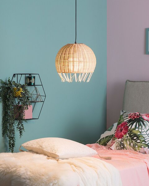 Závesná lampa prírodná béžová ratanová syntetický materiál kopulovitý tvar boho eklektický štýl obývačka spálňa