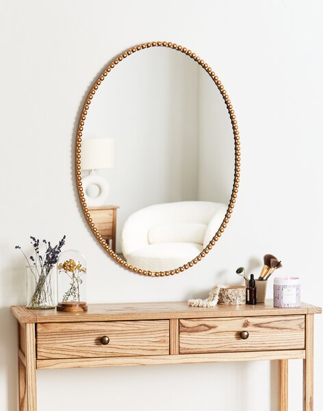 Nástenné zrkadlo zlatá sklo železo 79 x 57 cm oválny tvar ozdobný rám korálky lesklý povrch moderný glamour štýl obývačka spálňa