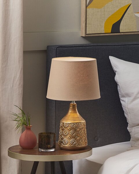 Stolná lampa zlatohnedá keramická 47 cm geometrický vzor látkové tienidlo ozdobný podstavec retro dizajn spálňa obývačka