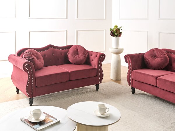 Pohovka červená zamatové čalúnenie 2-miestna prešívanie s gombíkmi vankúše zaoblené opierky glamour štýl obývačka