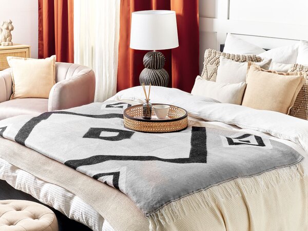 Deka sivá akryl polyester 130 x 170 cm prikrývka na posteľ geometrický vzor strapce obývačka spálne