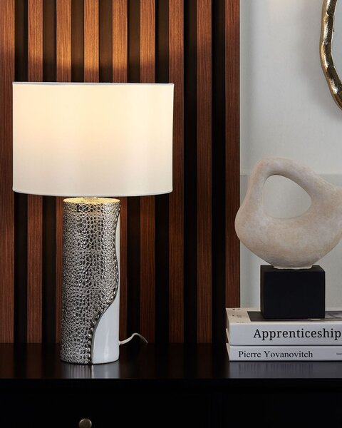 Stolná lampa strieborný keramický podstavec biele tienidlo z nepravého hodvábu svetlo na nočný stolík