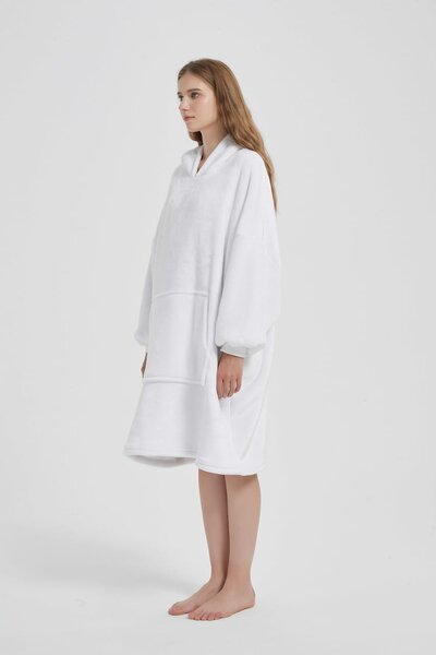 Deka s rukávmi HOODIE biela