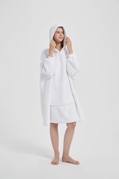 Deka s rukávmi HOODIE biela