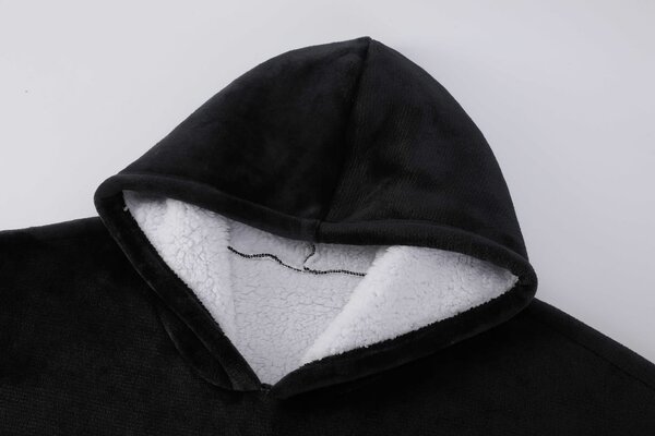 Deka s rukávmi HOODIE čierna