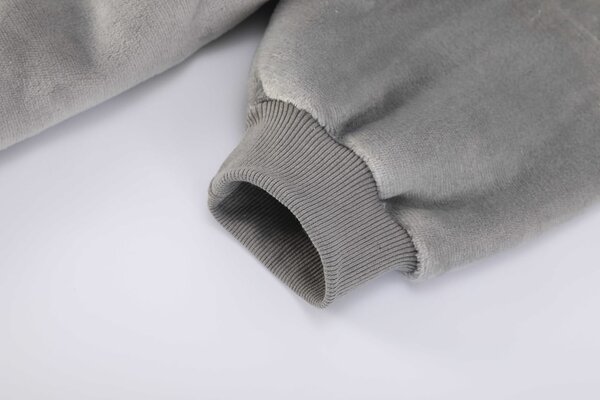 Deka s rukávmi HOODIE sivá