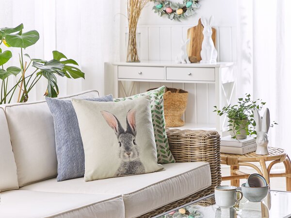 Sada 2 dekoratívnych vankúšov sivobéžová polyester bavlna 45 x 45 cm štvorcový tvar zvierací vzor motív zajaca moderný štýl doplnky