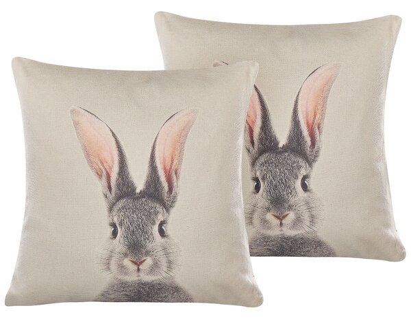 Sada 2 dekoratívnych vankúšov sivobéžová polyester bavlna 45 x 45 cm štvorcový tvar zvierací vzor motív zajaca moderný štýl doplnky