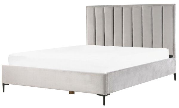 Posteľ s úložným priestorom sivá zamatové čalúnenie 180 x 200 cm čierne kovové nohy prešívané čelo lamelový rošt moderný štýl spálňa