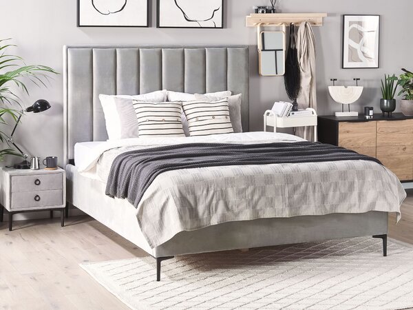 Posteľ s úložným priestorom sivá zamatové čalúnenie 180 x 200 cm čierne kovové nohy prešívané čelo lamelový rošt moderný štýl spálňa