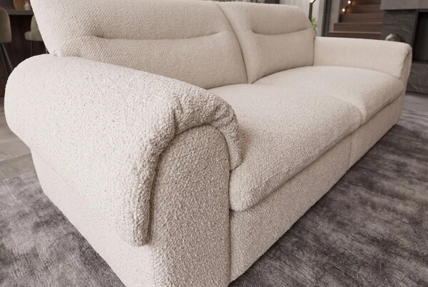 Moderná buklé štvormiestna sedačka Sadie so svetlým krémovým béžovým poťahom a minimalistickým prešívaním 245 cm
