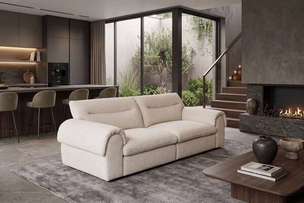 Moderná buklé štvormiestna sedačka Sadie so svetlým krémovým béžovým poťahom a minimalistickým prešívaním 245 cm