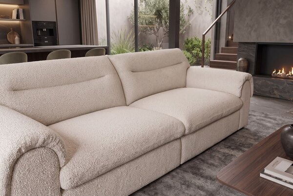 Moderná buklé štvormiestna sedačka Sadie so svetlým krémovým béžovým poťahom a minimalistickým prešívaním 245 cm