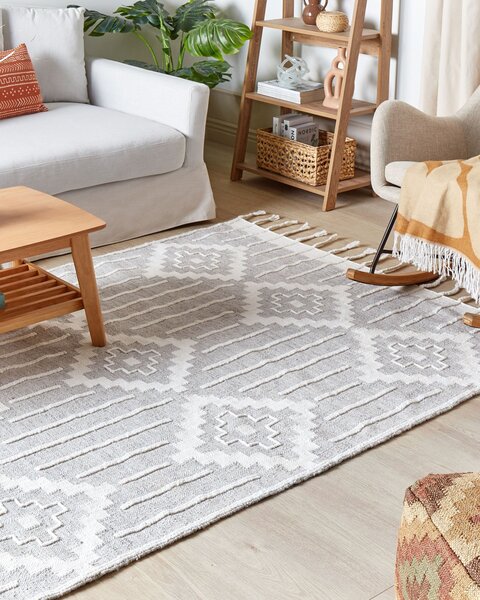 Koberec sivá a biela 160 x 230 cm syntetický materiál dekoratívne strapce indický štýl do interiéru a exteriéru