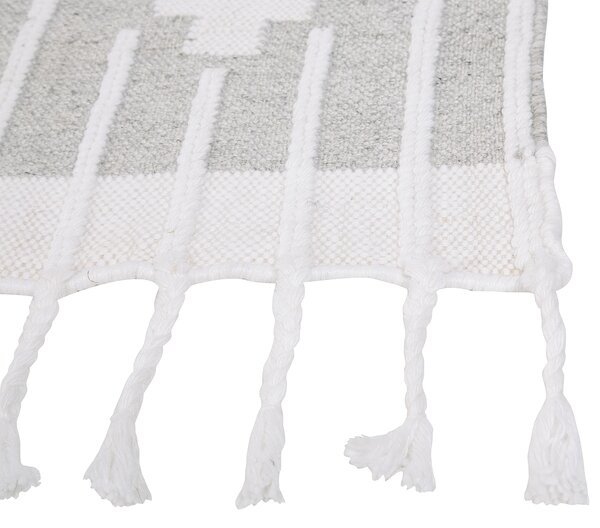 Koberec sivá a biela 160 x 230 cm syntetický materiál dekoratívne strapce indický štýl do interiéru a exteriéru