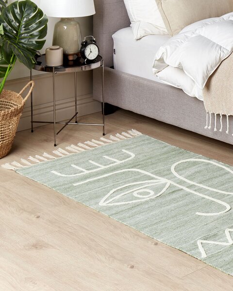 Koberec svetlozelený polyester 80 x 150 cm ručne tkaný obdĺžnikový abstraktný vzor so strapcami boho do interiéru a exteriéru