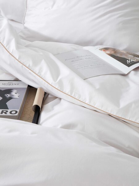 Saténová posteľná bielizeň QUEEN biela so zlatou lemovkou Rozmer: 140x200 cm