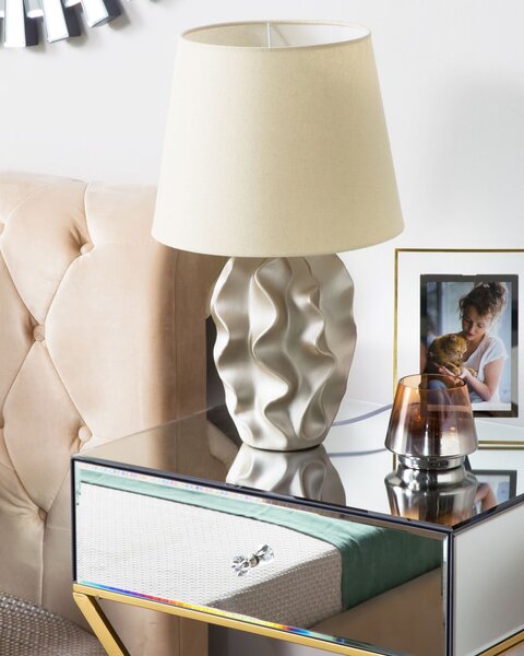 Stolná lampa zlatá biela keramika 46 cm látkové tienidlo dekoratívny vlnitý podstavec moderný glamour štýl obývačka spálňa