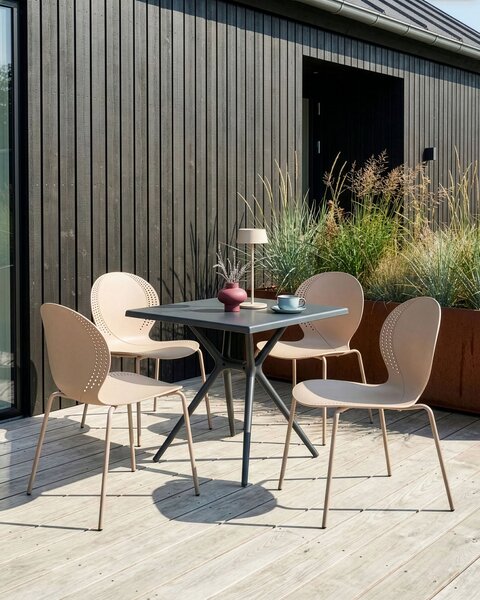 Sada 4 záhradných stoličiek béžové plastové stoličky interiér exteriér záhrada jedáleň moderný minimalistický štýl