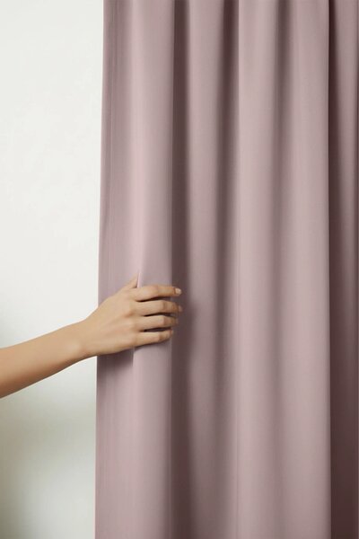 Velúrový záves SOFT VELVET púdrový na riasiacu pásku Rozmer: 140x270 cm