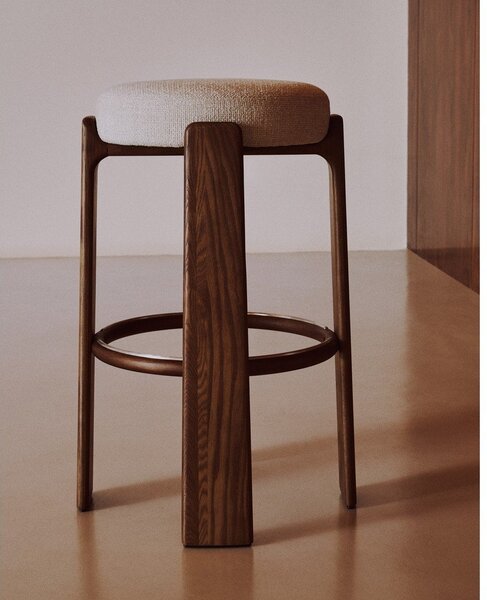 Béžová/v tmavo prírodnej farbe barová stolička z jaseňového dreva (výška sedadla 75 cm) Granite – Kave Home
