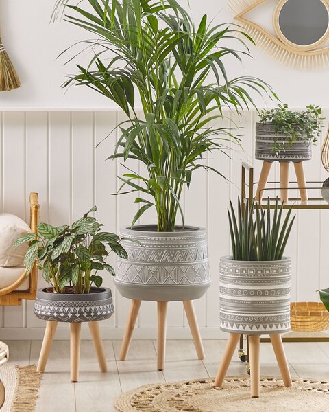 Stojanový kvetináč sivá biela oxid horečnatý ⌀ 44 cm okrúhly tvar geometrický vzor drevené nohy moderný boho štýl interiér exteriér