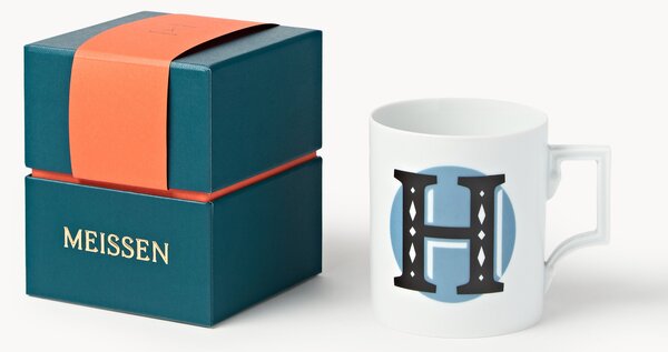 Westwing x MEISSEN, Ručne vyrobený hrnček's ozdobným motívom Initials