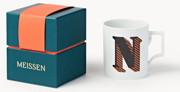 Westwing x MEISSEN, Ručne vyrobený hrnček's ozdobným motívom Initials