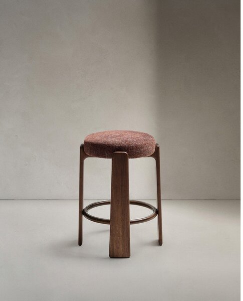 Hnedá/v tmavo prírodnej farbe barová stolička z jaseňového dreva (výška sedadla 65 cm) Granite – Kave Home