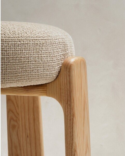 Béžová/v svetlo prírodnej farbe barová stolička z jaseňového dreva (výška sedadla 65 cm) Granite – Kave Home