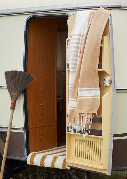 Kúpeľňová rohožka Tufted Mustard Stripe 50 × 80 cm