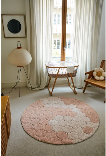Svetloružový prateľný ručne tkaný bavlnený okrúhly koberec ø 140 cm Honeycomb Rose – Lorena Canals