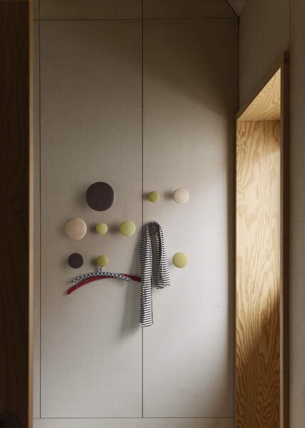 Muuto Vešiak The Dots M, brown red